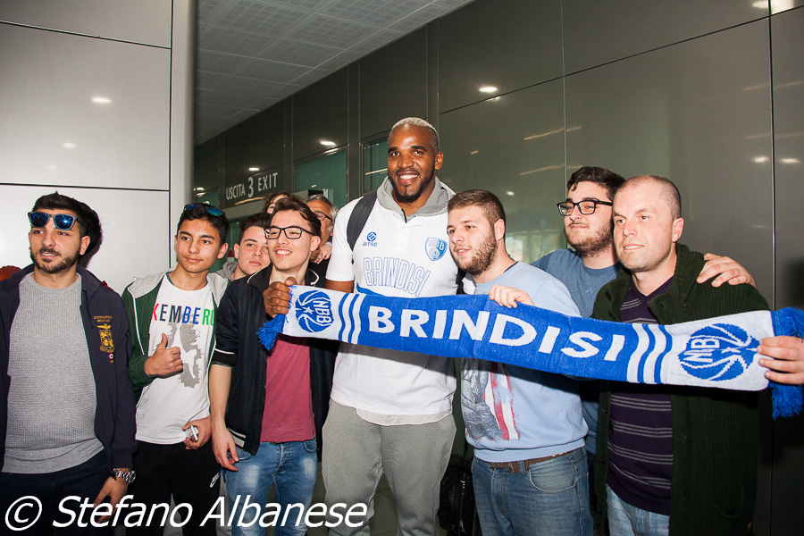 Lega A PosteMobile 2016-17: le foto dell'arrivo all'aereoporto di Brindisi di Samardo Samuels