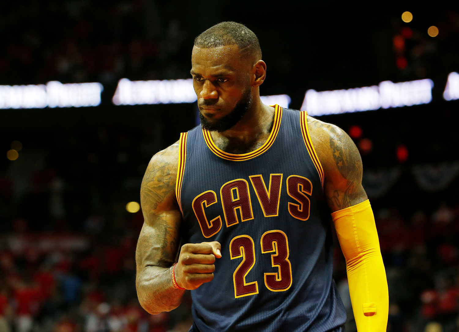 NBA 2016-17: Lebron James prende in giro Lonzo Ball e la sua tecnica di tiro nel pre gara contro i Chicago Bulls