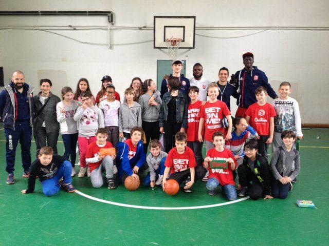 A2 Citroen Est 2016-17: i giocatori dell'Unieuro Pallacanestro Forlì in visita alla Scuola Primaria G. Bersani di Forlì